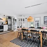 Casa vacanze Charming 3-bedroom Summerhouse With A Big Garden
